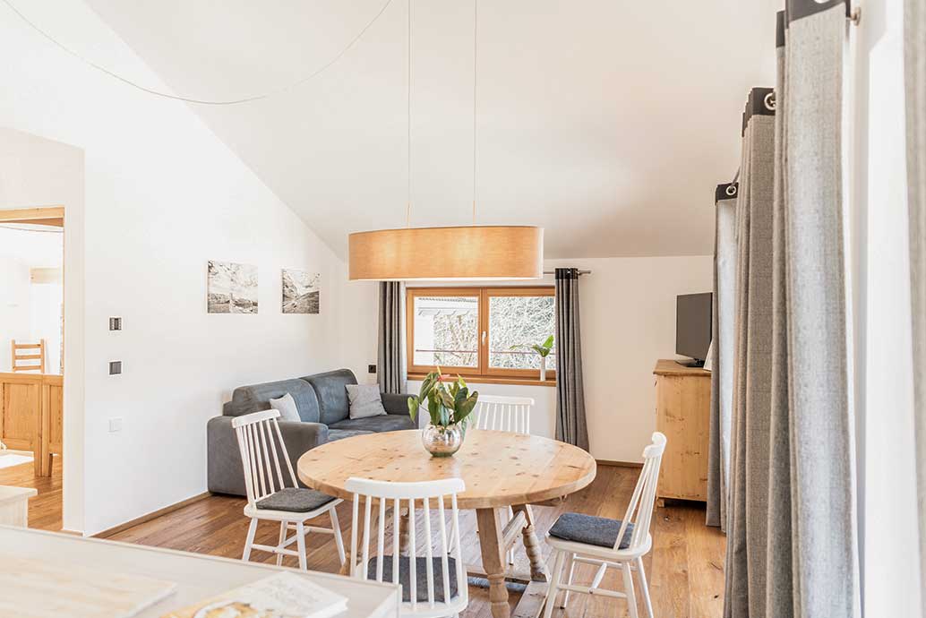 Living room in the holiday flat in Villa Fichtenheim in Siusi