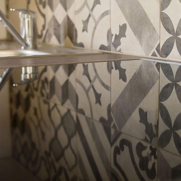 Artistic tiles in the kitchen